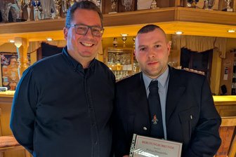 30-Jähriger neuer Wehrleiter im Erzgebirge - Philipp Hanuschka (r.) – hier mit Jöhstadts Bürgermeister André Zinn – ist neuer Leiter der Freiwilligen Feuerwehr Steinbach.