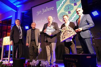 30 Jahre Amtsberg: Jubiläum offenbart neben Stolz auch Sorgen - Mit Sachsens Innenminister Armin Schuster (r.) hat sich Amtsbergs Bürgermeister Sylvio Krause am Freitag bei Eckhard Haase, Günter Müller und Holger Haase (v. l.) bedankt, die seit 30 Jahren zu seinen Weggefährten gehören.