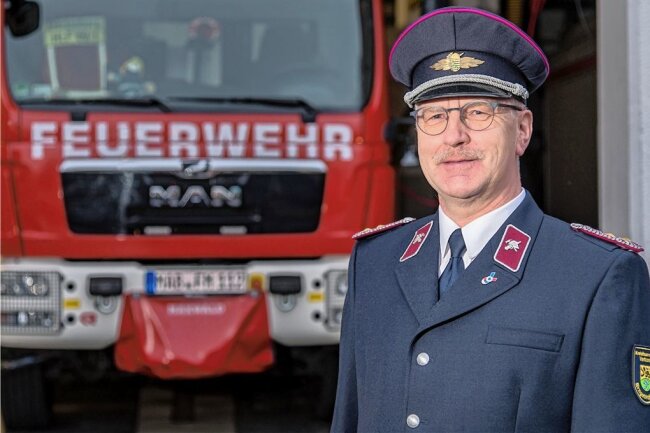 30 Jahre an der Feuerwehrspitze im Erzgebirge: Von der Flutwelle bis zur Kohlenmonoxidblase erlebte er alles - René Ackermann bleibt auch weiterhin der Freiwilligen Feuerwehr Marienberg treu. 