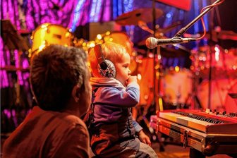 30 Jahre Annaberger Bluesnacht: Wiedersehensfreude wie beim Klassentreffen - Der kleine Fiete durfte sich während der Pause mit Hörschutz am Keyboard austoben. Schließlich stand Papa später selbst auf der Bühne.