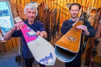 30 Jahre Carvingski: Wie ein Österreicher und ein Vogtländer den Wintersport revolutionierten - Roland Voigt (l.) mit dem Ur-Carver aus einem zersägten Snowboard. Sein Sohn André Voigt fertigt noch heute Snowrider in Handarbeit. 