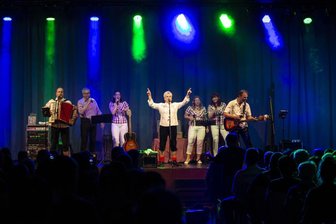 30 Jahre De Randfichten: Kultband feiert nach Corona-Pause erstmals wieder mit Fans - Zum Fantreffen hatten sich De Randfichten neben der Frohnauer Sängerin Charlotte auch die Bimmelbahn-Musikanten aus Altenberg als Gäste eingeladen, die nicht nur als Vorband agierten, sondern bei einigen Titeln auch als Background-Chor.