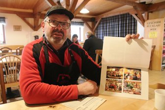 30 Jahre Europäischer Bauernmarkt in Plauen: Warum es bisher noch nie einen Champagner-Anbieter gab - Michael Bretschneider hat im Laufe der Jahre viele Fotos und Texte über den Europäischen Bauernmarkt gesammelt.