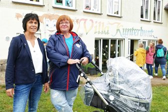 30 Jahre Gelenauer Kita Kunterbunt: Wie eine Not- zur Ideallösung wurde - Die beiden Leiterinnen Kathrin Bruchhold (links) und Juanita Richter vor dem Hortgebäude der Kita Kunterbunt. Dort wurde kürzlich das 30-jährige Bestehen der Einrichtung gefeiert.