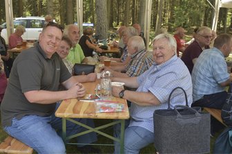 30 Jahre Grenzfest in Wernitzgrün: Welches Geheimnis dahintersteckt - Jedes Jahr gern gesehene Grenzfest-Besucher: Die Gäste mit Schönbacher Wurzeln, die nach der Vertreibung im mittelfränkischen Bubenreuth einen neuen Lebensmittelpunkt gefunden haben. Bubenreuths Bürgermeister Norbert Stumpf (links) ist Fest-Stammgast und steuert auch schon mal den Bus auf der Fahrt ins Vogtland.