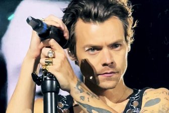 30 Jahre Harry Styles: Hier sind seine 100-Millionen-Songs (und ihr angemessener Ersatz!) - Harry Styles 2022 live im Londoner Wembley-Stadion.