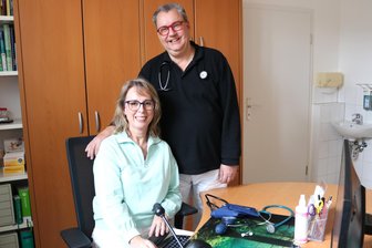 30 Jahre Hausarztpraxis in Flöha: Was Schirmers in drei Jahrzehnten erlebt haben - Seit 30 Jahren in Flöha präsent: Dr. Gudrun Schirmer und Diplom-Mediziner Uwe Schirmer.