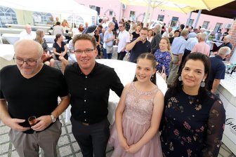 30 Jahre Hotel Kreller in Freiberg: Über 200 Gäste feierten mit der Familie - Maika, Amelie, Alexander und Ralf Kreller (v.r.) feierten im Kreise vieler Gäste 30 Jahre Hotel Kreller.