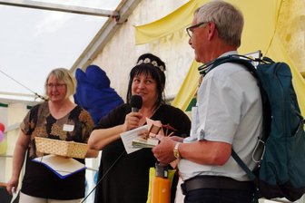 30 Jahre Kita „Klein und Groß“: Wie aus einer kleinen Gruppe ein großes Zschopauer Erfolgsprojekt wurde - Beim Jubiläum verabschiedeten Heike Walther und Kita-Leiterin Janet Rößler-Drechsel den langjährigen Vorsitzenden der Elterninitiative, Thomas Clauß (von links), in den Ruhestand.