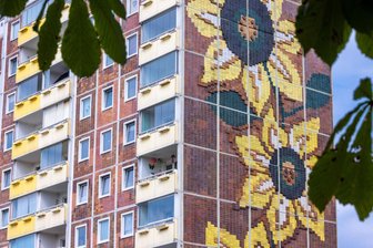 30 Jahre nach den rassistischen Ausschreitungen: Wie viel Lichtenhagen steckt in Zwickau? - Blick auf das Sonnenblumenhaus im Rostocker Stadtteil Lichtenhagen. Unter dem Beifall von Schaulustigen kam es 1992 mehrere Tage lang vor dem damaligen Asylbewerberheim in Rostock-Lichtenhagen zu schweren Ausschreitungen Rechtsradikaler. Angegriffen wurden auch ehemalige vietnamesische DDR-Vertragsarbeiter, die in dem Wohnblock lebten.