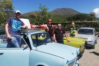 30 Jahre nach "Go Trabi Go": Erzgebirger knattern nach Italien - Vier Schwarzenberger mit ihren Trabis am Vesuv bei Neapel: Peter Müller und André Riedel waren mit einem himmelblauen 601er auf Tour, Paul Oriwol und Bruno Härtel (von links) mit einem panamagrünen 601er.