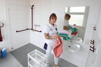 30 Jahre PKP: Altenheim präsentiert sich auf Höhe der Zeit - Noch-Azubi Laura Michael hat im neuen Bad viel Bewegungsspielraum.
