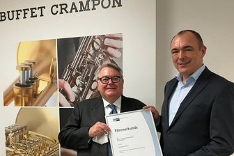 30 Jahre privat: B&S feiert in Markneukirchen seine Macher - Zu 30 Jahre private B&S gab es am Mittwochmittag in Markneukirchen eine Ehrenurkunde der IHK. Der Motor der Privatisierung war Gerhard A. Meinl (links). Volker Voigt ist der Chef von Buffet Crampon Deutschland.