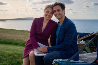 30 Jahre Rosamunde Pilcher: Chemnitzer Schauspielerin ergattert Hauptrolle im TV - Nicola-Rabea Langrzik als Laura Seal in "Schlagzeile Liebe" zusammen mit Schauspielkollege Garry Fischmann alias Bob Spencer.