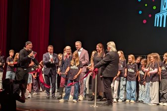 30 Jahre Schlingel: Internationales Filmfestival startet in Chemnitz - Ein Schnitt, ein Jubel: Karoline von der Europäischen Kinderjury durchtrennte am Samstag auf der Opernhaus-Bühne das rote Band und eröffnete damit offiziell das Schlingel-Festival.