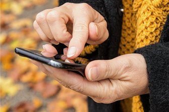 30 Jahre SMS: Vom Aufstieg und Fall des Kurznachrichtendienstes - Noch immer werden in Deutschland jedes Jahr Milliarden SMS verschickt. Aber Messengerdienste dominieren inzwischen.