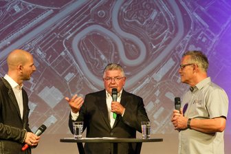 30 Jahre VSZ am Sachsenring: „Erwähnen Sie bitte den Motorsport nicht“ - Łukasz Grajewski, Franz Wurz und Ruben Zeltner (von links) haben bei einer Jubiläumsveranstaltung an die Anfänge des VSZ am Sachsenring erinnert.
