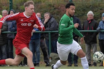 30 Ligaspiele ohne Niederlage: Auch Lok Zwickau kann Tanne Thalheim nicht stoppen - Thalheims Patrick Ströhle läuft seinem Zwickauer Gegenspieler davon. Der Stürmer erzielte den Ausgleich für die Tannen nur wenige Sekunden nach dem Anpfiff zur zweiten Halbzeit.