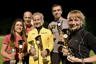 30. Stundenlaufserie in Falkenstein: Die Sieger stehen fest - Haben die Pokale beim Stundenlauf erhalten: (von links) Isabel Weltschew, Holger Petzold, Ramona Meichsner, Patrick Rink und Romy Olschewski.