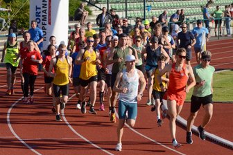 30. Stundenlaufserie in Falkenstein: Kein Vorbeikommen am Deutschen Vizemeister über 10.000 Meter - Start in die Stundenlaufserie 2025: 100 Teilnehmer haben im Sport- und Freizeitpark Falkenstein am Freitag fleißig Meter gemacht.
