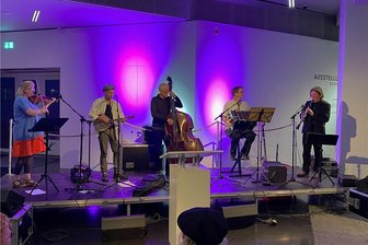 30. Tage der jüdischen Kultur in Chemnitz eröffnet - Die Berliner Klezmer-Band "Aufwind" gehörte zu den Säulen der Chemnitzer Tage der jüdischen Kultur in deren Anfangsjahren. Zur 30. Auflage des Kulturfestivals bestritt die Combo am Samstagabend im Staatlichen Museum für Archäologie (Smac), dem früheren Schocken-Kaufhaus, das Eröffnungskonzert.