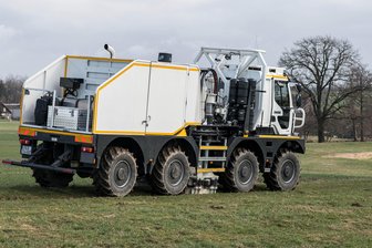 30-Tonner schickt seismische Wellen 1000 Meter tief in die Erde -