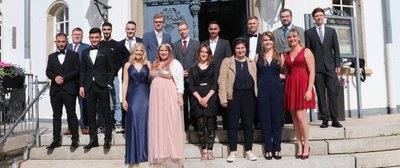 Absolventen des Erzgebirgskollegs Breitenbrunn - vorne von links Marlen Thämmig, Julia Mann, Tanya Dudek, Celina Roth, Marie Schönichen und Amanda Rockstroh sowie hinten von links Saeed Al Kheder (Syrien), René Leistner, Muhammadqosim Munavvarov (Tadschikistan), Mustafa Al Taher (Irak/Realschulabschluss), Ronny Maurice Philipp Borchert, Dominik Bauer, Tobias Schnorr, Muzamil Khairzad (Afghanistan), Lorenzo Wetzel, Christian Gerlach und Marcus Korolev. .