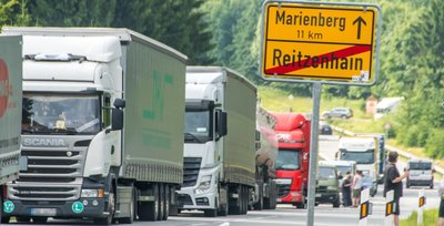 Die einstündige Demonstration in Reitzenhain inklusive Sperrung im Sommer vergangenen Jahres hat gezeigt, wie viele Lkw täglich durch den kleinen Grenzort rollen. Zumindest nachts soll der Transitverkehr auf der Bundesstraße 174 nun ausgebremst werden. 