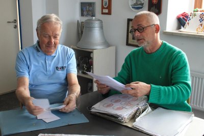 Mitstreiter Horst Birkner (l.) und Vereinschef René Riemer stöbern in Unterlagen des Dorfclubs.