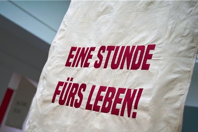Um mehr freie Zeit wurde bei einem historischen Streik in Crimmitschau gekämpft; Künstlerin Irène Mélix hat nun diese Forderungen maschinell auf Fahnen sticken lassen. Es ist ein Teil ihrer Arbeit, die von der Emanzipation der Frauen erzählt und derzeit in den Kunstsammlungen Zwickau zu sehen ist.