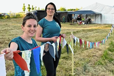 Madlen Weigold (l.) und Sandra Krause haben das Dorf- und Kinderfest Rossau wiederbelebt. 