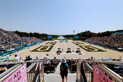 Blick von der Tribüne auf die Reitanlage, den Park und das Schloss ganz im Hintergrund.