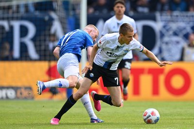 Filip Bilbija (r) verschoss einen Elfmeter für Paderborn.