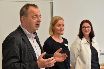 Thomas Christel von der IHK (von links), Katja Drechsel von der Siltronic und Ulrike Riedel von FCM schilderten das Ringen um die neue Ausbildung.