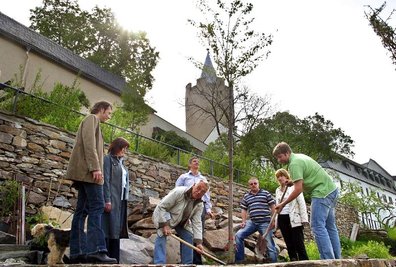 
              <p class="artikelinhalt">Der Vorsitzende des Fördervereins Schloss Wildeck, Horst Kretzschmar, und Bauamtsmitarbeiter Thomas Berger(r.) setzten gestern im Zschopauer Schlossgarten eine Zierkirsche. </p>
            