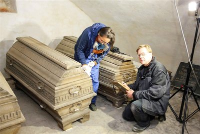 Die Lübecker Archäologen Andreas und Regina Ströbl haben die Särge in der Gruft des Mausoleums im Herbst 2020 das erste Mal in Augenschein genommen.