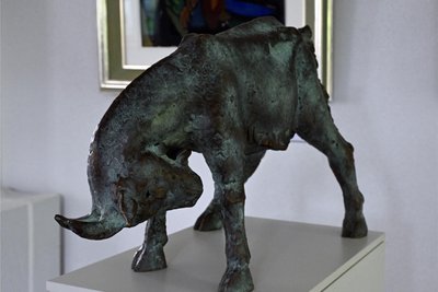 Erik Neukirchners „Ode an das Aufbegehren", eine Bronze aus dem Jahr 2023, ist ebenfalls in der Sommerausstellung zu sehen.