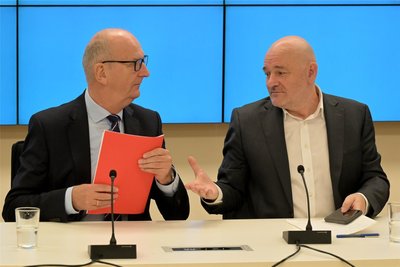 Scheinen von den drei Ost-Ländern bei der Regierungsbildung am Weitesten vorangekommen zu sein: Brandenburgs Ministerpräsident Dietmar Woidke (SPD) und BSW-Landeschef Robert Crumbach am Montag vor der Presse.