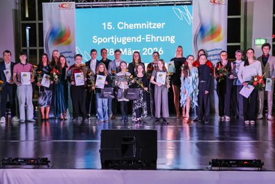 Alle Preisträger der 15. Sportjugend-Ehrung kamen zum Abschluss beim großen Gruppenfoto auf der Bühne zusammen Auch das tanzende Geschwisterpaar war dabei.