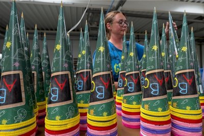 In Ostdeutschland bekommen Schulanfänger seit gut 200 Jahren eine Zuckertüte am ersten Tag mit auf den Weg. Die älteste Zuckertütenfabrik steht in Ehrenfriedersdorf im Erzgebirge (Foto), hier wird seit 1910 produziert. 