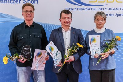 Andreas Schöne (Universitätssportgemeinschaft Chemnitz), Marcel Matthes (1. Chemnitzer Ju-Jutsu Verein) und Pia Nikolai (TuS 1861 Chemnitz-Altendorf, von links) wurden für ihr besonderes ehrenamtliches Engagement geehrt.