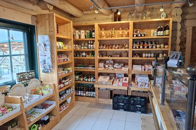 Im Hofladen in Erdmannsdorf werden unter anderem auch Souvenirs verkauft.