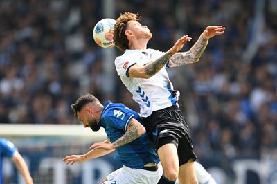 Der SV Darmstadt 98 um Marco Richter (l) und der SC Paderborn um Calvin Brackelmann lieferten sich ein umkämpftes Duell.