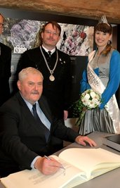 Hubert Böhme trug sich ins Goldene Buch der Stadt ein. 