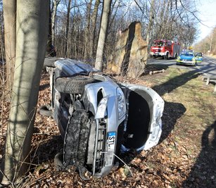 Der Fahrer eines Skoda Fabia ist Sonntag in Lichtenstein auf der Straße Chemnitzer Berg bei einem Verkehrsunfall schwer verletzt worden.