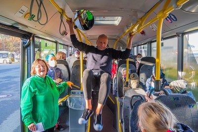 Busfahrer Matthias Schubert: "Mein Bus ist keine Turnhalle." Das, was er den Erstklässlern vorführte, einen Aufschwung an den Haltestangen, sollte man tunlichst lassen, auch wenn es für Spaß sorgte, so wie bei Karin Weiß von der Verkehrswacht (links). 