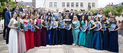 Absolventen des Herder-Gymnasiums Schneeberg (ohne konkrete namentliche Zuordnung): Marie-Sophie Gläntz, Felix Hache, Cara Jäckel, Emily Jordan, Yen Nhi La, Tobias Ledinko, Marie Lüdtke, Moritz Müller, Viét Anh Nguyén, Lena Räder, Chantal Sabine Strüber, Janina Wieden, Lena Katrin Heber, Gabriel Kaufmann, Ronja Klötzer, Alina Lange, Annika Liebscher, Quentin Henry Lorenz, Beyoncé Giselle Moyé, Anthony Kilian Pausch, Nick Richter, Sandy Michelle Schubert, Oliver Gerd Weide, Mathilda Borrmann, Lennart Finkenbusch, Dominik Friedrich, Emily Friedrich, Nikolas Hösch, Tim Janetschek, Arne Klier, Chris Knietzsch, Paul König, Dominik Motrunitsch, Lea Müller, Lee-Jerome Müller, Patric Schildt, Louise Schmitz, Erik Schremmer, Ben Seifert, Elisa Seifert, Nils Voigt,Sophie Voit, Sara Wappler.