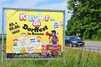 Nicht zu übersehen: Die Werbung für das vom Sportverein organisierte Dorf- und Kinderfest Rossau an der Staatsstraße im Ort. 