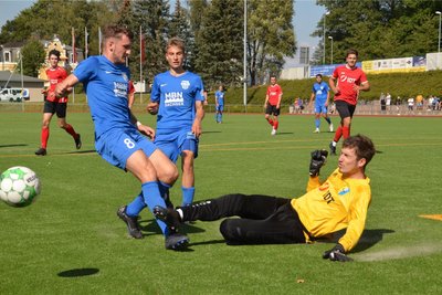 Auch gegen Neugersdorf war der erst 18-jährige Manuel Wägner (r.) Ruhepol und vereitelte einige gute Möglichkeiten - wie hier gegen Paul Körner (l.) - der Gäste.