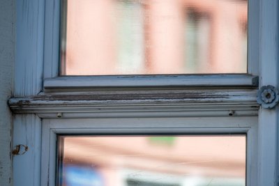 Undichte Flügel, klemmende Rahmen: Die Fenster des Rathauses haben ihre besten Jahre hinter sich.